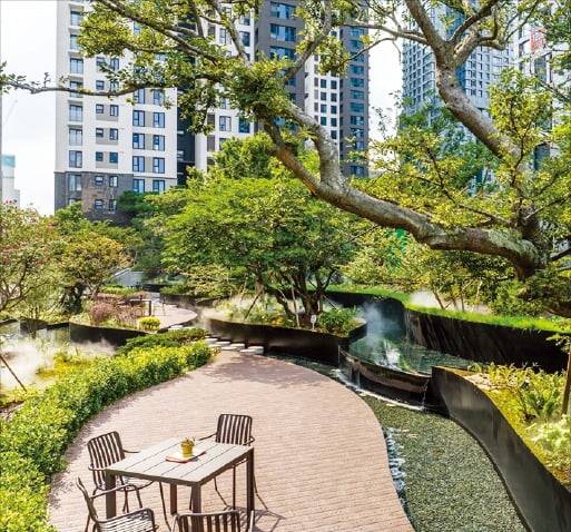 쉼터가 마련된 서울 반포동 ‘래미안원베일리’ 수경 공간.  /삼성물산 제공