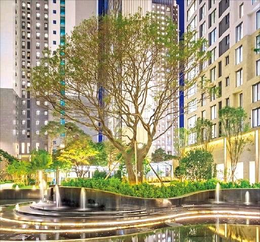 단풍나무 사이로 분수가 솟구치는 서울 잠원동 ‘메이플자이’.  /GS건설 제공