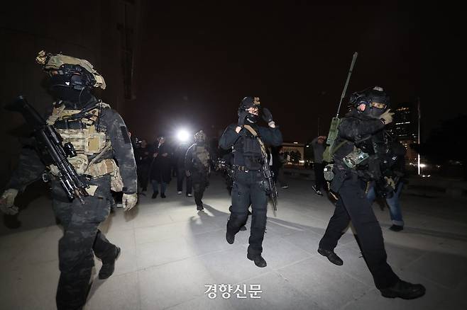 윤석열 대통령이 불법 계엄을 선포한 후 자정을 넘긴 지난해 12월4일 새벽 서울 여의도 국회의사당에 무장 상태로 도착한 군인들이 국회 본청으로 이동하고 있다. 성동훈 기자