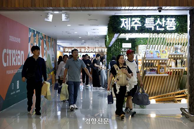 제주국제공항에 마련된 여객 선호 브랜드 거리에서 관광객들이 물건을 구매하고 있다. 문재원 기자