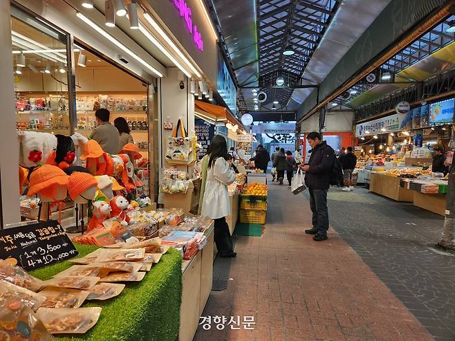 지난 11월 24일 제주시 이도일동 동문시장에서 관광객들이 쇼핑을 하고 있다. 이혜리 기자