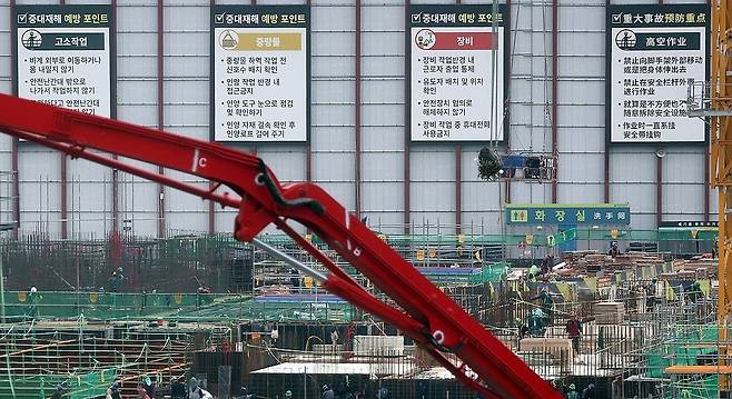 한 건설 현장에 설치된 안전 경고문이 한국어와 중국어가 함께 표기돼 있다. 연합뉴스