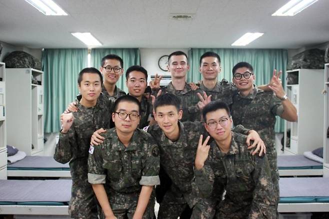 Pvt. Lee Seung-won (center back), a South Korean British dual national, and fellow soldiers in his barracks pose for a photo at the Army’s 6th Infantry Division in October 2025. (South Korean Army)