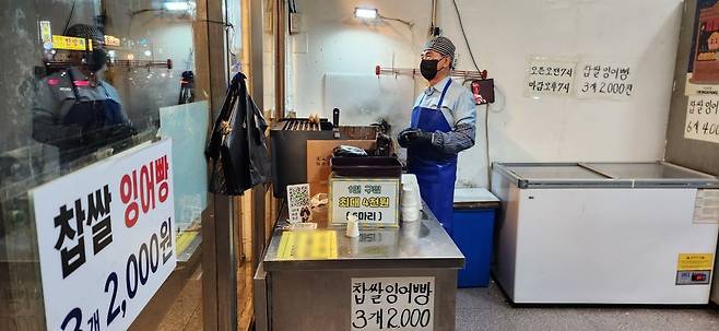 김씨는 일요일을 제외한 주 6일을 매일 12시간씩 같은 자리에 서서 잉어빵을 굽는다. 백재연 기자