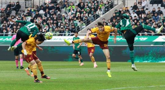 격돌. 사진[연합뉴스]