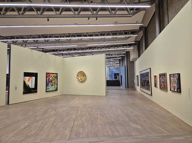 계절을 주제로 꾸며진 상설 컬렉션 전시실. ‘봄’의 섹션에 아니쉬 카푸어가 걸려 있다. ©김슬기