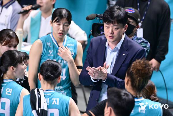 이영택 GS 감독은 다른 선수들이 레이나의 공백을 메울 필요가 있다고 강조했다. 사진 제공= KOVO