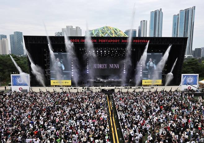 지난 8월 3일 오후 인천 연수구 송도달빛축제공원에서 열린 '2025 인천펜타포트 락 페스티벌'에서 관람객들이 오드리 누나(AUDREY NUNA)의 공연을 관람하고 있다. /사진 = 뉴시스