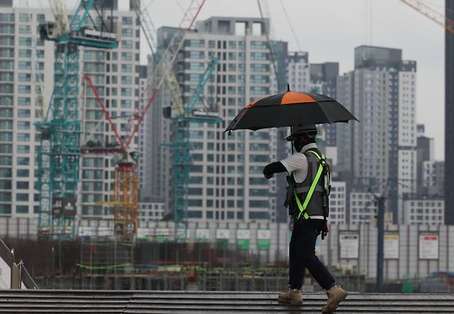 10대 건설업체 중 4곳이 올해 신입채용을 실시하지 않았다. 경기 악화로 인해 채용을 지속하기 어려운 상황이다. 사진은 서울 시내 한 공사현장에서 근로자가 이동하는 모습. /사진=뉴시스