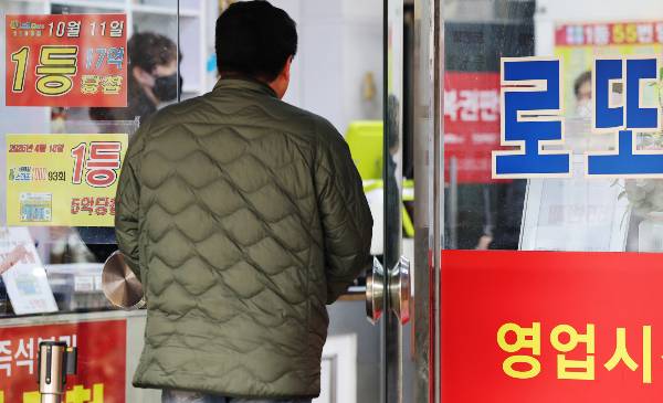 동행복권이 발표한 제1201회 로또 1등 당첨자는 19명이며 이들은 1인당 약 14억원씩 수령하게 된다. 사진은 서울 노원구에 위치한 복권 판매점으로 시민이 들어가는 모습. /사진=뉴스1