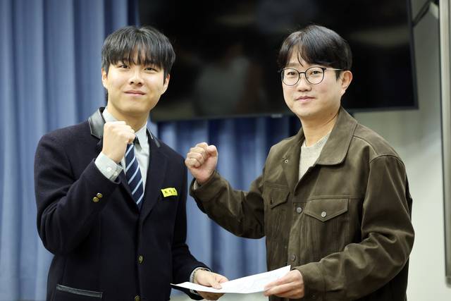 광주 서구 화정동 서석고등학교에서 만점자 재학생 최장우군이 성적표를 받으며 정승균 담임교사로부터 성적표를 받으며 기념촬영을 하고 있다. 연합뉴스