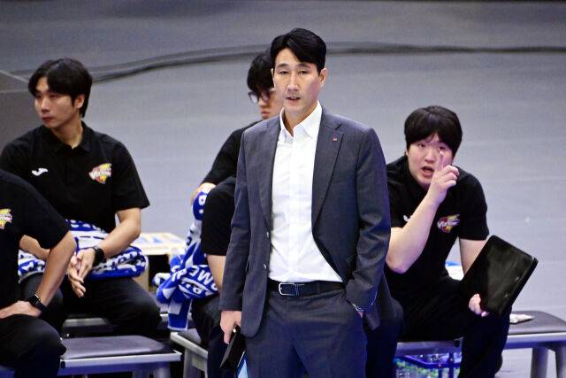에디가 부상으로 빠진 뒤 아쉬운 표정을 짓는 한국전력 권영민 감독 / 한국배구연맹(KOVO)