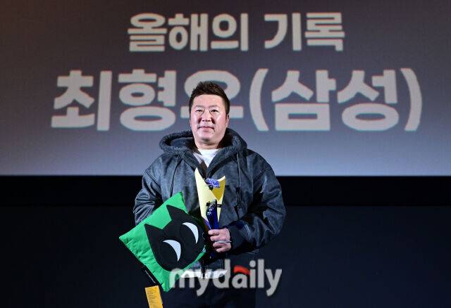 2025년 12월 4일 오후 서울 영등포 타임스퀘어 CGV 영등포 스크린X관에서 ‘제39회 스포츠서울 올해의 상’이 열렸다. 삼성 최형우가 올해의 기록상을 수상하고 있다./마이데일리