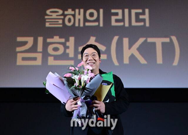 2025년 12월 4일 오후 서울 영등포 타임스퀘어 CGV 영등포 스크린X관에서 ‘제39회 스포츠서울 올해의 상’이 열렸다. KT 김현수가 올해의 리더상을 수상하고 있다./마이데일리