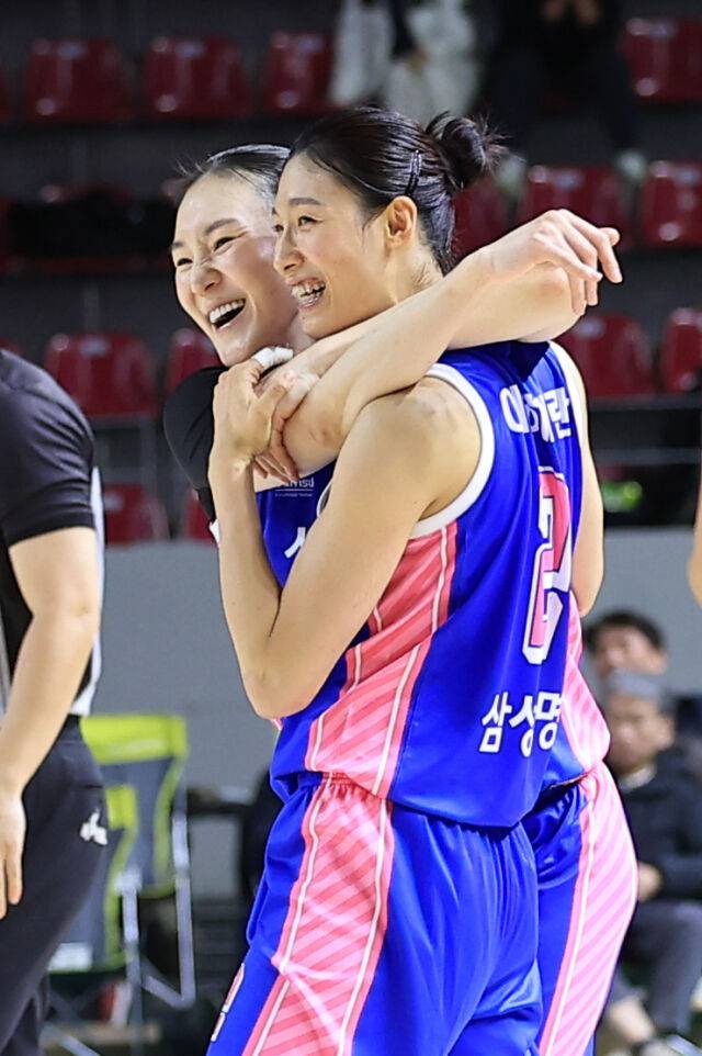 배혜윤과 이해란./WKBL