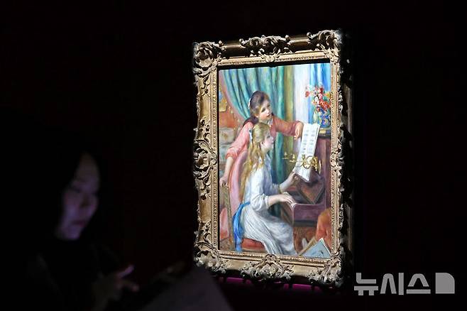 [서울=뉴시스] 박진희 기자 = 국립중앙박물관은 미국 뉴욕 메트로폴리탄박물관이 소장한 로버트 리먼 컬렉션 특별전 ‘인상주의에서 초기 모더니즘까지, 빛을 수집한 사람들’ 언론공개회를 13일 서울 용산구 국립중앙박물관에서 갖고 오귀스트 르누아르의 작품 '피아노를 치는 두 소녀'를 선보이고 있다. 2025.11.13. pak7130@newsis.com