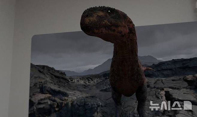 [서울=뉴시스]애플 비전 프로 M5에 기본 탑재된 '공룡과의 만남' 앱에서 가상현실 속 공룡이 방안으로 나오고 있는 모습. (사진=윤현성 기자)