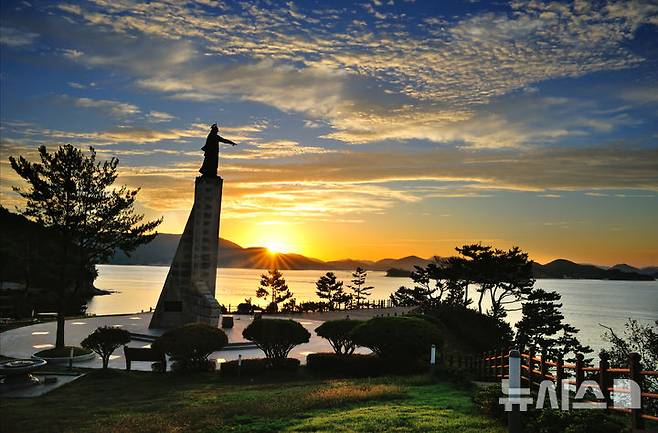 [통영=뉴시스]통영 이순신공원 해돋이.(사진=경남도 제공)2025.12.06. *재판매 및 DB 금지