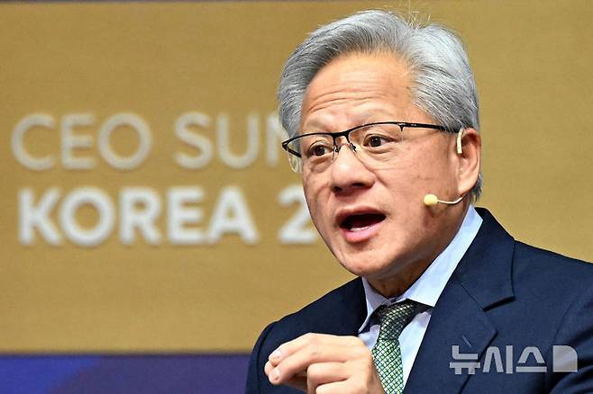 [경주=뉴시스] 젠슨 황 엔비디아 최고경영자(CEO)가 5일(현지 시간) 파이낸셜타임스(FT)의 올해의 인물 25인에 선정됐다. 사진은 지난 10월 31일 경북 경주예술의전당에서 열린 아시아태평양경제협의체(APEC) CEO 서밋에서 특별세션 기조연설을 하고 있는 모습. 2025.12.06.