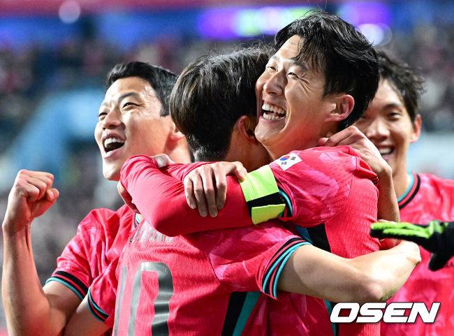[OSEN=대전, 최규한 기자] 14일 오후 대전월드컵경기장에서 대한민국과 볼리비아의 축구 국가대표팀 평가전이 열렸다.홍명보호는 내년 6월 열리는 2026 국제축구협회(FIFA) 북중미월드컵을 앞두고 월드컵 남미 예선에서 7위를 거두며 플레이오프에 진출한 볼리비아를 상대로 본선에서의 경쟁력을 시험할 기회를 갖는다.후반 한국 손흥민이 프리킥으로 선제골을 작렬시킨 뒤 동료들과 기뻐하고 있다. 2025.11.14 / dreamer@osen.co.kr