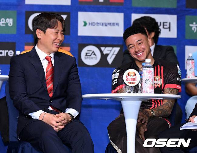 [OSEN=지형준 기자] 13일 오전 서울 서대문구 홍은동 스위스그랜드호텔 그랜드볼룸에서 K리그1 개막 미디어데이가 열렸다.이날 K리그1 8개 팀(강원, 김천, 서울, 수원FC, 제주, 대전, 대구, 안양) 감독과 대표 선수가 참석해 올 시즌을 앞둔 각오를 밝혔다. 2024-2025 ACL에 나서는 K리그1 4개 팀(울산, 포항, 광주, 전북)은 ACL 경기 일정으로 인해 이번 개막 미디어데이에 참석하지 않고 지난 5일 별도 미디어데이를 가졌다.FC 서울 김기동 감독, 린가드가 미디어데이를 하며 즐거워하고 있다. 2025.02.13 /jpnews@osen.co.kr