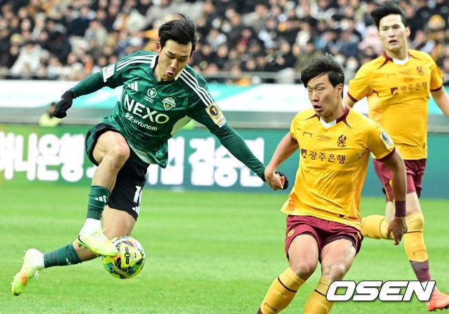 [OSEN=상암월드컵경기장, 조은정 기자] 2025 하나은행 코리아컵 전북FC와 광주FC의 결승전이 6일 서울 마포구 서울월드컵경기장에서 열렸다.시민구단 광주는 사상 첫 코리안컵 우승에 도전, 전북은 올해 K리그1 우승에 이어 두 번째 더블을 노린다.후반 전북 송민규가 돌파하고 있다. 2025.12.06 /cej@osen.co.kr