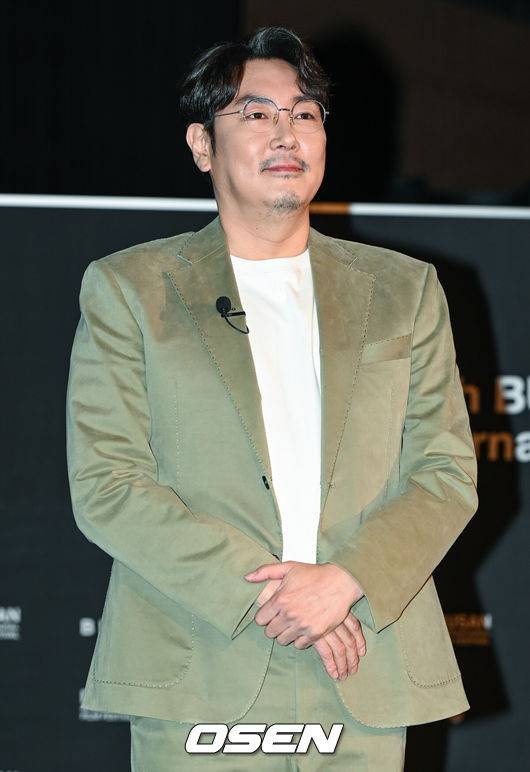 [OSEN=부산,박준형 기자] 9일 오후 부산 해운대 센텀 KNN 씨어터에서 제26회 부산국제영화제 '조진웅 액터스 하우스'가 진행됐다.조진웅이 팬들에게 인사를 하고 있다. 021.10.09 / soul1014@osen.co.kr