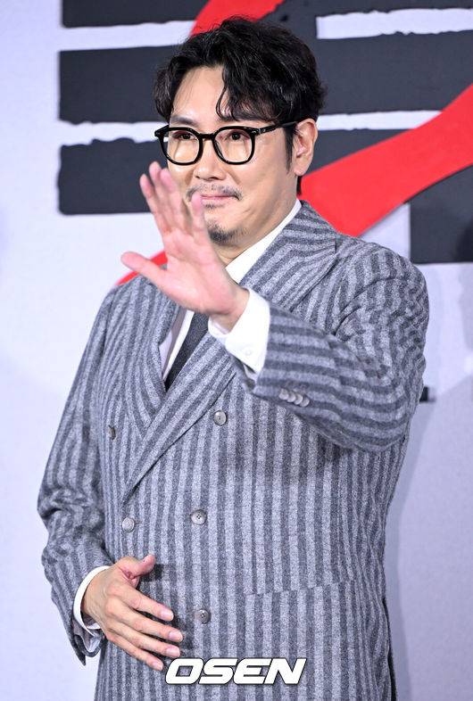 [OSEN=최규한 기자] 14일 오전 서울 용산 CGV에서 넷플릭스 영화 ‘독전 2’ (감독 백종열) 제작발표회가 열렸다.영화 ‘독전 2’는 용산역에서 벌인 지독한 혈투 이후, 여전히 ‘이선생’을 쫓는 형사 ‘원호’(조진웅)와 사라진 ‘락’(오승훈), 다시 나타난 ‘브라이언’(차승원)과 사태 수습을 위해 중국에서 온 ‘큰칼’(한효주)의 독한 전쟁을 그린 범죄 액션 영화다.배우 조진웅이 제작발표회에 참석해 포토타임을 하고 있다. 2023.11.14 / dreamer@osen.co.kr