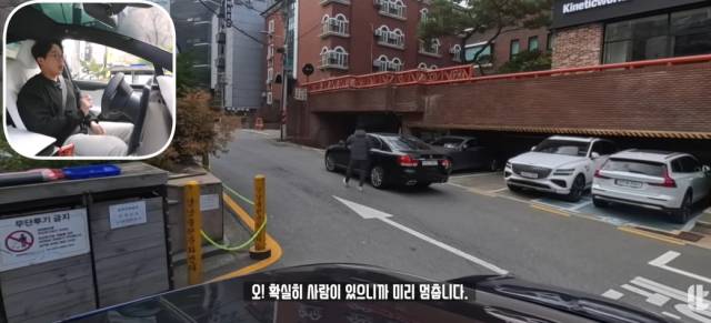 IT 유튜버 ‘잇섭’이 테슬라 FSD 자율주행을 체험하고 있다. 유튜브 캡처