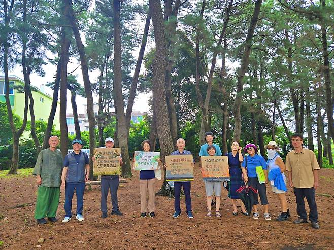 9월9일 한국내셔널트러스트 현장심사단과 제주 시민들이 서귀포 동홍동 솔숲에 모였다. ⓒ <미디어제주> 김은애
