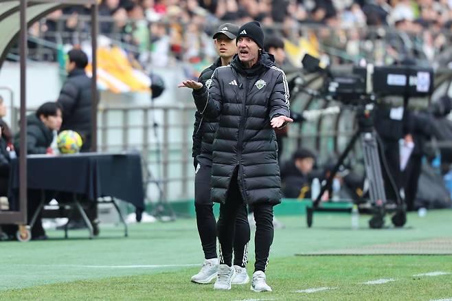 타노스 전북 현대 수석코치가 6일 서울월드컵경기장서 열린 광주와 코리아컵 파이널 도중 대기심을 바라보며 거센 항의를 하고 있다. 상암｜뉴시스