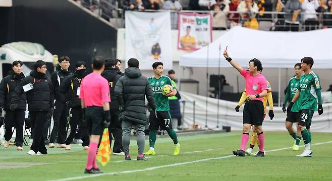 박병진 주심이 6일 전북과 광주의 코리아컵 파이널 전반 막판, 이정효 광주 감독을 퇴장시키고 있다. 상암｜뉴시스