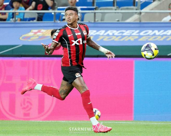 FC서울 린가드가 지난 7월 31일 서울월드컵경기장에서 열린 '2025 FC바르셀로나 프리시즌 아시아투어' K리그 FC서울과의 친선경기 전반 오프사이드 선언에 아쉬움을 터트리고 있다. /사진=강영조 선임기자