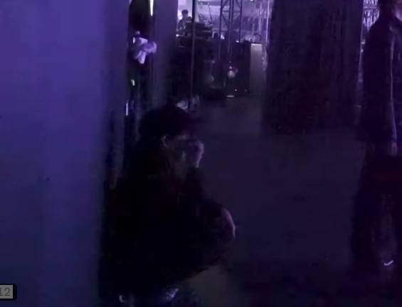 뷔가 무대 뒤에 앉아 훌쩍이는 모습 /사진 방탄TV