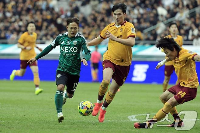 이승우(왼쪽)가 광주를 상대로 드리블 돌파를 시도하고 있다. /사진=뉴스1