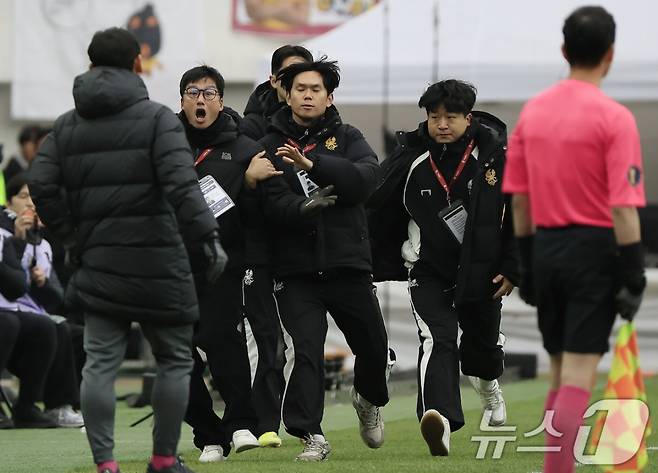 이정효(왼쪽에서 두 번쨰) 광주FC 감독이 6일 오후 1시 30분 서울월드컵경기장에서 열린 2025 하나은행 코리아컵 결승 경기 중 항의하고 있다. /사진=뉴스1