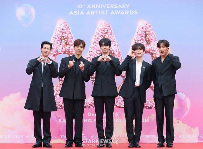 그룹 몬스타엑스가 6일 대만 가오슝 내셔널 스타디움에서 진행된 스타뉴스 주최 '10주년 아시아 아티스트 어워즈 2025(10th Anniversary Asia Artist Awards 2025, '10주년 AAA 2025') 레드카펫 행사에 참석해 포즈를 취하고 있다.   12월 6일~7일 양일에 걸쳐 가오슝 내셔널 스타디움에서 펼쳐지는 '10주년 아시아 아티스트 어워즈 2025(10th Anniversary Asia Artist Awards 2025, '10주년 AAA 2025')'와 페스타 'ACON 2025'는 MTN(머니투데이방송)과 위버스(Weverse)를 통해 각각 TV와 온라인 스트리밍으로 생중계 된다.  /2025.12.06 /사진=이동훈 photoguy@