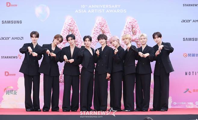 그룹 크래비티가 6일 대만 가오슝 내셔널 스타디움에서 진행된 스타뉴스 주최 '10주년 아시아 아티스트 어워즈 2025(10th Anniversary Asia Artist Awards 2025, '10주년 AAA 2025') 레드카펫 행사에 참석해 포즈를 취하고 있다.   12월 6일~7일 양일에 걸쳐 가오슝 내셔널 스타디움에서 펼쳐지는 '10주년 아시아 아티스트 어워즈 2025(10th Anniversary Asia Artist Awards 2025, '10주년 AAA 2025')'와 페스타 'ACON 2025'는 MTN(머니투데이방송)과 위버스(Weverse)를 통해 각각 TV와 온라인 스트리밍으로 생중계 된다.  /2025.12.06 /사진=이동훈 photoguy@