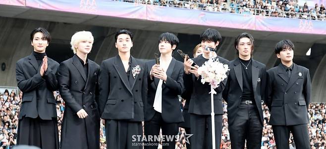 AAA 베스트 아티스트상 에이티즈가  6일 대만 가오슝 내셔널 스타디움에서 진행된 스타뉴스 주최 '10주년 아시아 아티스트 어워즈 2025(10th Anniversary Asia Artist Awards 2025, '10주년 AAA 2025')에서 수상소감을 전하고 있다. 12월 6일~7일 양일에 걸쳐 가오슝 내셔널 스타디움에서 펼쳐지는 '10주년 아시아 아티스트 어워즈 2025(10th Anniversary Asia Artist Awards 2025, '10주년 AAA 2025')'와 페스타 'ACON 2025'는 MTN(머니투데이방송)과 위버스(Weverse)를 통해 각각 TV와 온라인 스트리밍으로 생중계 된다. 2025.12.06  AAA 베스트 아티스트상 에이티즈가  6일 대만 가오슝 내셔널 스타디움에서 진행된 스타뉴스 주최 '10주년 아시아 아티스트 어워즈 2025(10th Anniversary Asia Artist Awards 2025, '10주년 AAA 2025')에서 수상소감을 전하고 있다. 12월 6일~7일 양일에 걸쳐 가오슝 내셔널 스타디움에서 펼쳐지는 '10주년 아시아 아티스트 어워즈 2025(10th Anniversary Asia Artist Awards 2025, '10주년 AAA 2025')'와 페스타 'ACON 2025'는 MTN(머니투데이방송)과 위버스(Weverse)를 통해 각각 TV와 온라인 스트리밍으로 생중계 된다. 2025.12.06 /사진=강영조 cameratalks@