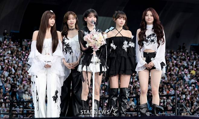 AAA 베스트 아티스트상 르세라핌이  6일 대만 가오슝 내셔널 스타디움에서 진행된 스타뉴스 주최 '10주년 아시아 아티스트 어워즈 2025(10th Anniversary Asia Artist Awards 2025, '10주년 AAA 2025')에서 수상소감을 전하고 있다. 12월 6일~7일 양일에 걸쳐 가오슝 내셔널 스타디움에서 펼쳐지는 '10주년 아시아 아티스트 어워즈 2025(10th Anniversary Asia Artist Awards 2025, '10주년 AAA 2025')'와 페스타 'ACON 2025'는 MTN(머니투데이방송)과 위버스(Weverse)를 통해 각각 TV와 온라인 스트리밍으로 생중계 된다. 2025.12.06 /사진=강영조 cameratalks@