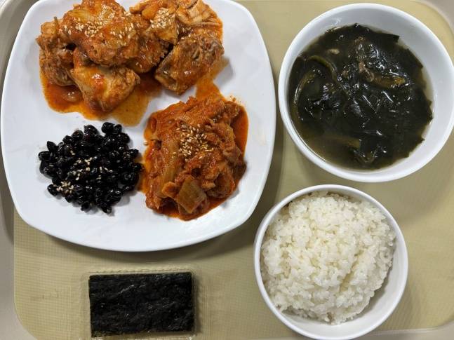 안현민과 이주호 씨가 만든 식사. /사진=KT 위즈 제공