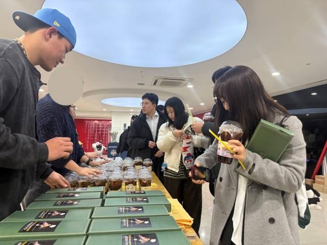 KT 팬들이 6일 수원KT위즈파크에서 열린 '신인요리왕 안현민' 행사에서 구경하고 있다. /사진=KT 위즈 제공