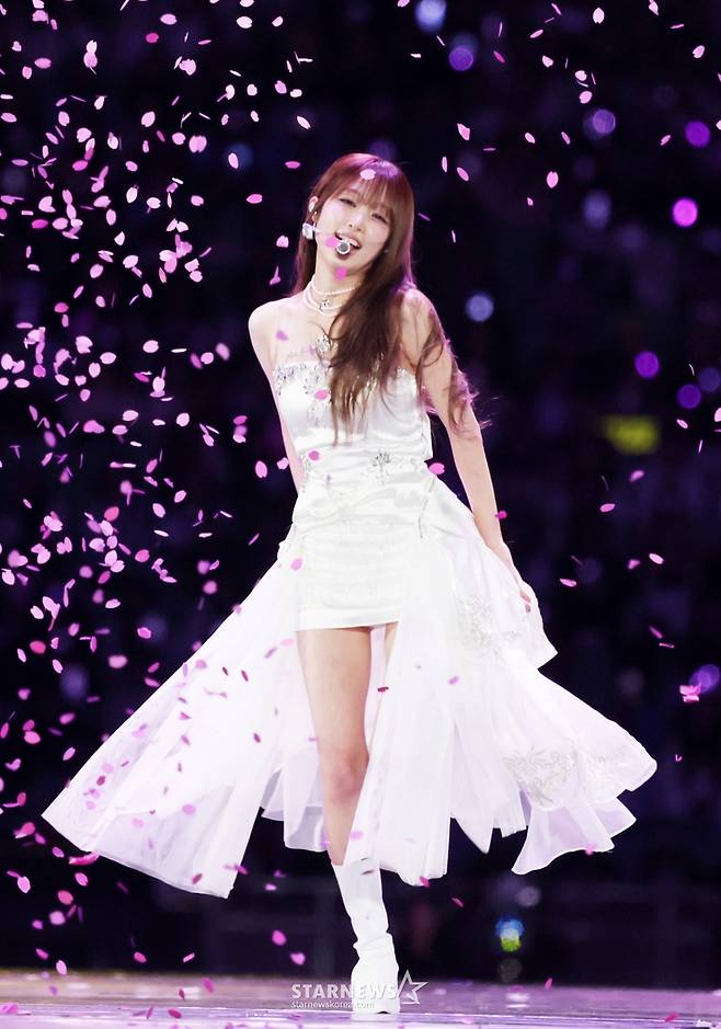 가수 최예나가 6일 대만 가오슝 내셔널 스타디움에서 진행된 스타뉴스 주최 '10주년 아시아 아티스트 어워즈 2025(10th Anniversary Asia Artist Awards 2025, '10주년 AAA 2025')에서 멋진 무대를 선보이고 있다. 12월 6일~7일 양일에 걸쳐 가오슝 내셔널 스타디움에서 펼쳐지는 '10주년 아시아 아티스트 어워즈 2025(10th Anniversary Asia Artist Awards 2025, '10주년 AAA 2025')'와 페스타 'ACON 2025'는 MTN(머니투데이방송)과 위버스(Weverse)를 통해 각각 TV와 온라인 스트리밍으로 생중계 된다. /2025.12.06 /사진=김휘선 hwijpg@