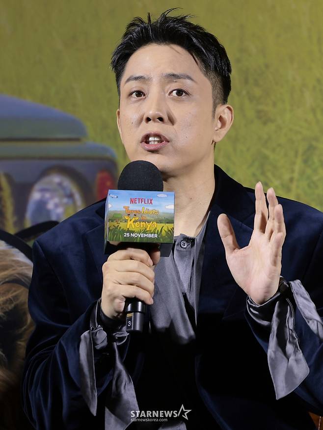 (서울=뉴스1) 권현진 기자 = 가수 은지원이 25일 오전 서울 용산구 CGV용산아이파크몰에서 열린 넷플릭스 예능 '케냐 간 세끼(연출 나영석 김예슬/작가 이우정)' 제작보고회에서 인사말을 하고 있다.   '?케냐 간 세끼'?는 나영석 PD가 넷플릭스에서 첫 선을 보이는 예능으로 웃음 메이커 3인방 이수근, 은지원, 규현 아프리카 여행기를 담았다. 2025.11.25/뉴스1  Copyright (C) 뉴스1. All rights reserved. 무단 전재 및 재배포,  AI학습 이용 금지. /사진=(서울=뉴스1) 권현진 기자