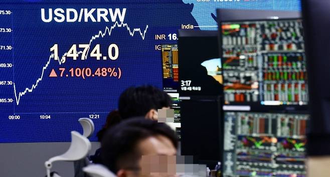 정부는 환율 불안이 실물경제로 번지지 않도록 물가 동향을 모니터링하면서 취약계층을 지원하는 대책을 마련해야 할 것이다. [사진｜뉴시스]