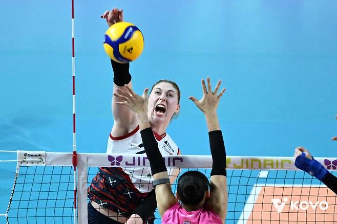 6일 오후 인천삼산월드체육관에서 열린 진에어 2025-2026 V-리그 여자부 3라운드 흥국생명과 현대건설의 경기, 현대건설 카리가 공격을 시도하고 있다. KOVO