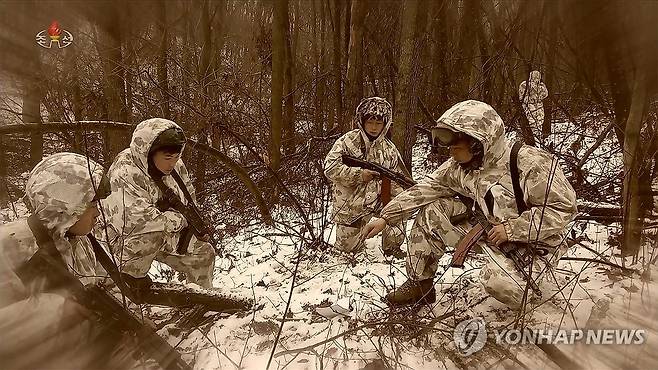 러시아 쿠르스크 전선에 배치된 북한군 북한 조선중앙TV는 우크라이나 전쟁에 참전한 북한군의 전투 영상 기록물을 2025년 8월31일 공개했다. [조선중앙TV 캡처]