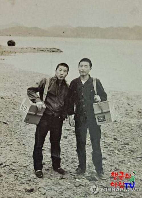 마산공고 3학년 시절의 장기표(오른쪽)    바닷가에서 친구와 함께 아이스크림을 팔고 있는 장기표 [본인 제공]