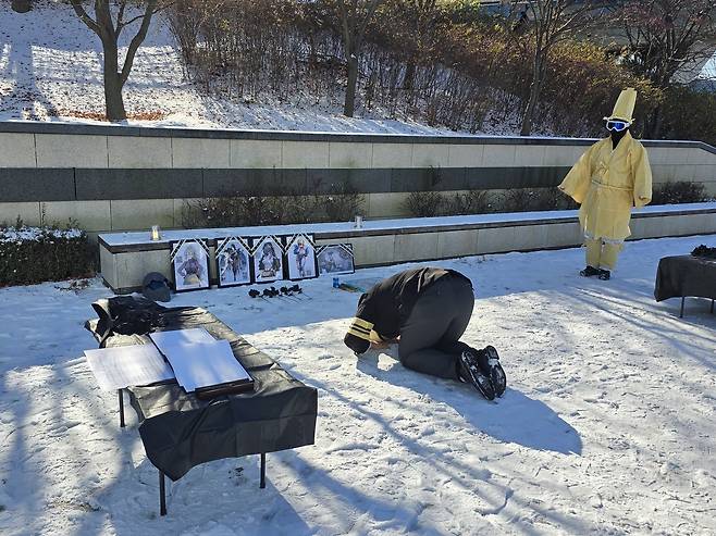 분향소에 절하는 게임 이용자 [촬영 김주환]