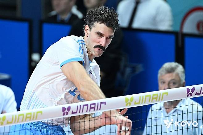 강스파이크 하는 대한항공 러셀 (서울=연합뉴스) 4일 서울 중구 장충체육관에서 열린 2025-2026 프로배구 V리그 남자부 우리카드와 대한항공의 경기. 대한항공 러셀이 스파이크를 하고 있다. 2025.12.4[ 한국배구연맹 제공. 재판매 및 DB 금지] photo@yna.co.kr